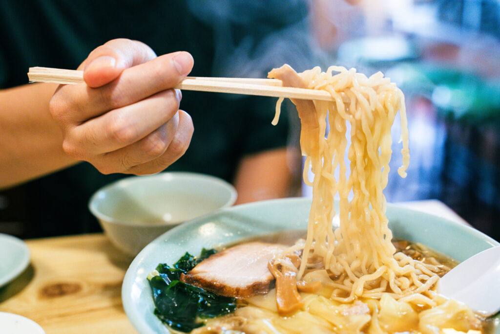 ワンタンメン　箸あげ