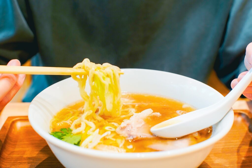 ラーメン　箸上げ写真