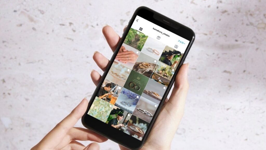 ケータイ越しにInstagramを見る写真