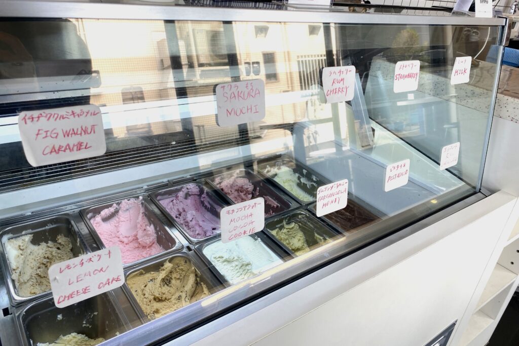 BIG BABY ICE CREAM　アイスのショーケース