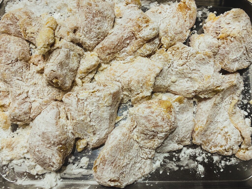 唐揚げ　衣をつけていく