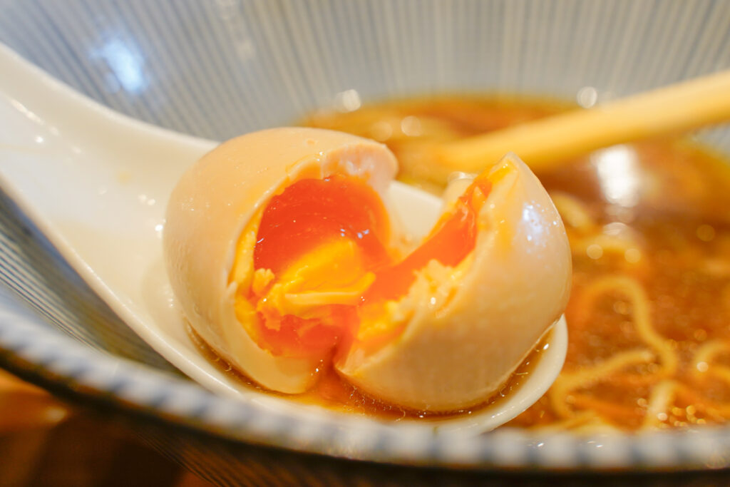 麺屋つむぎ 半分にカットした味玉