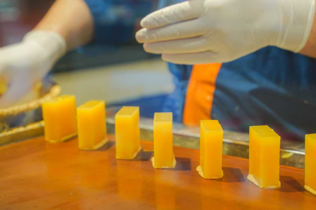 満願堂　芋きんを焼成中