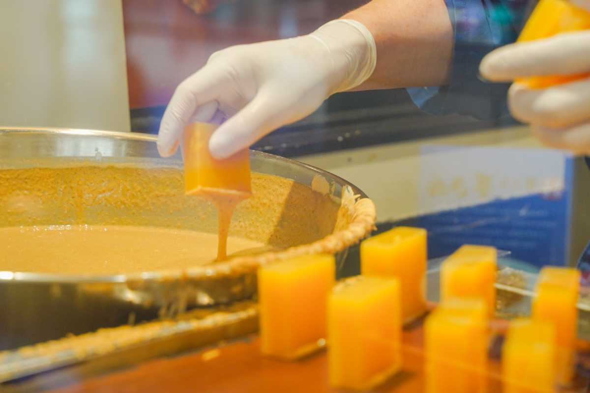 満願堂　芋きんを焼成中２