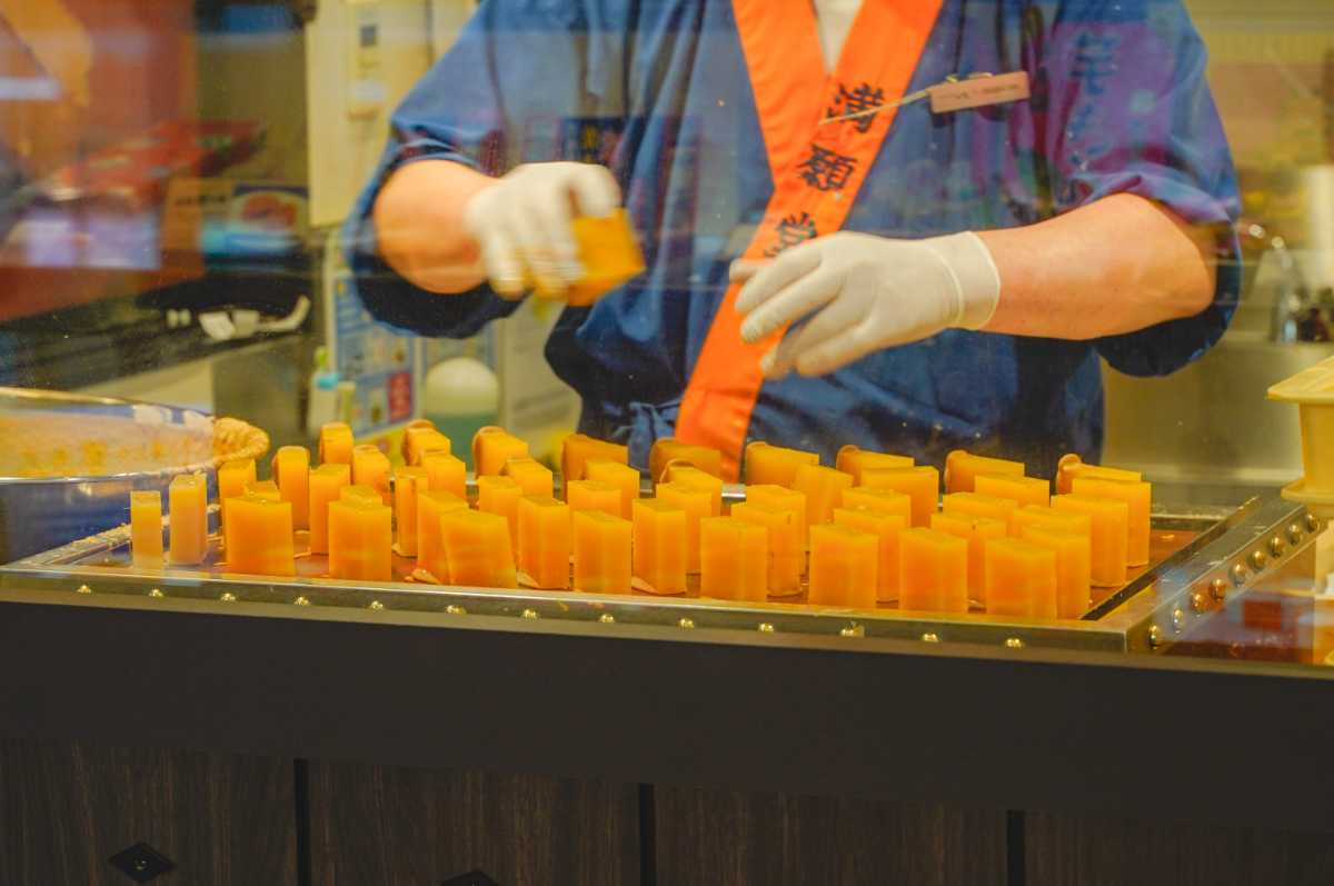 満願堂　鉄板に並ぶ芋きん