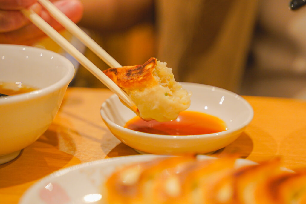 龍王　餃子を食べる
