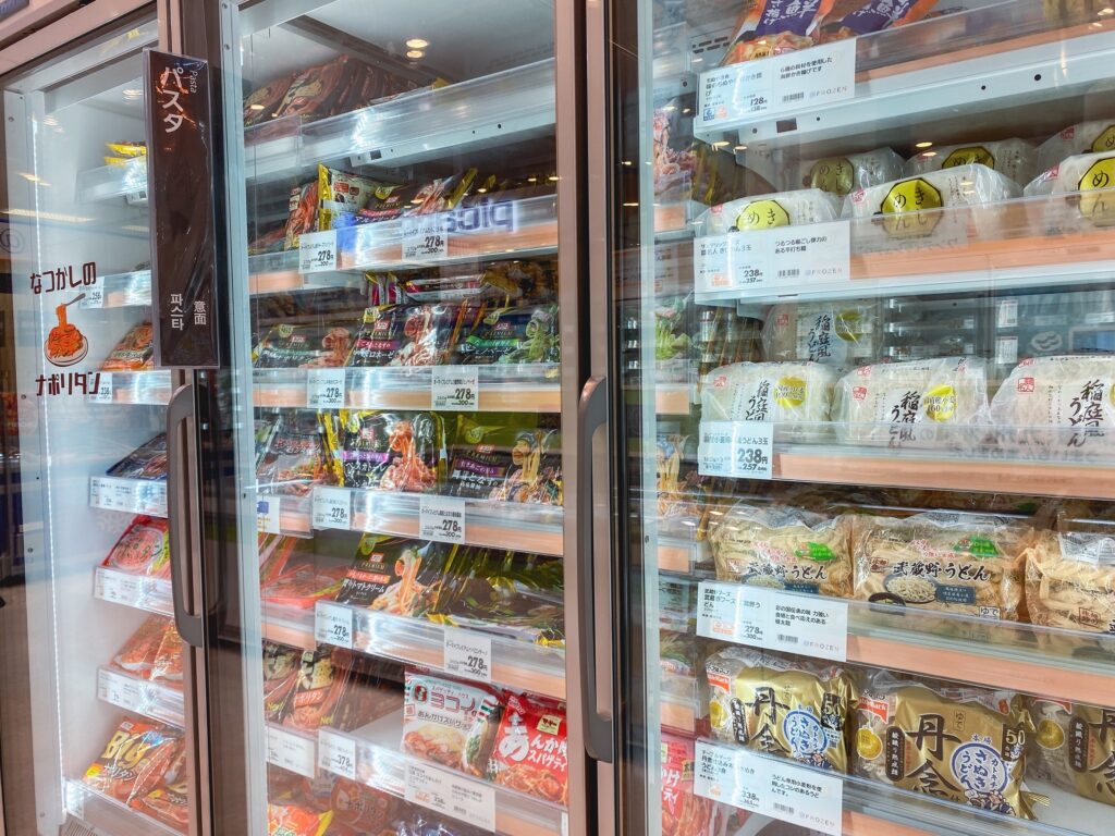 スーパーの冷凍食品のコーナー