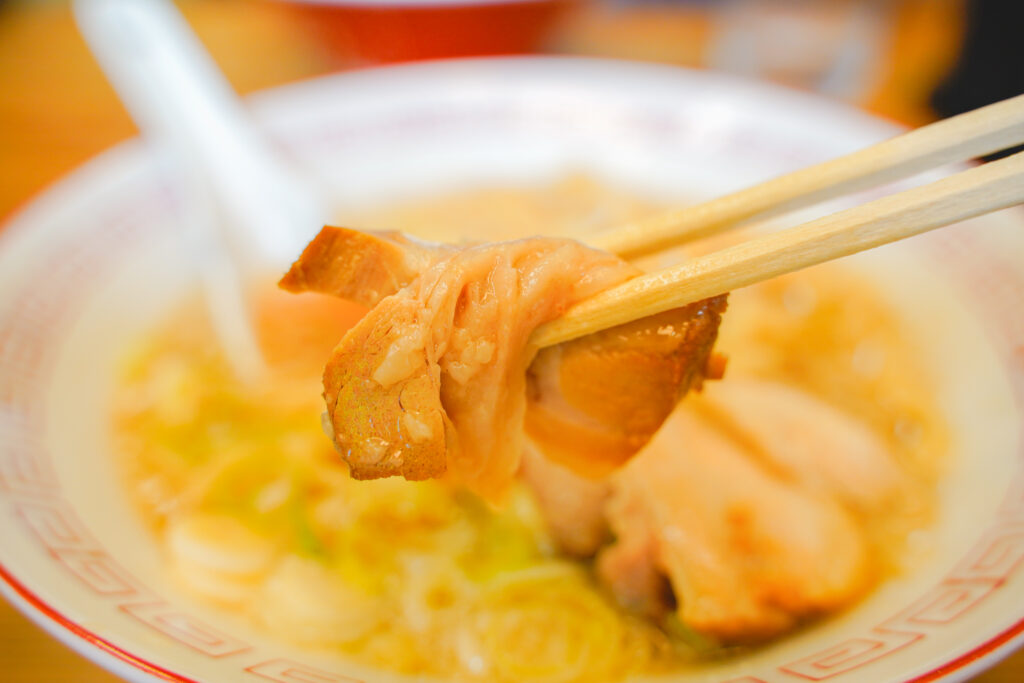 喜多方食堂 浅草本店 チャーシュー箸上げ