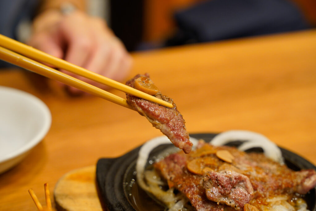 モンブラン吾妻橋店　ステーキの箸上げ写真