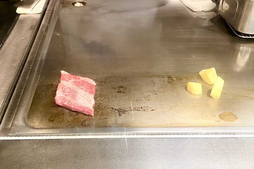 グランドエール ステーキを焼いてくれています