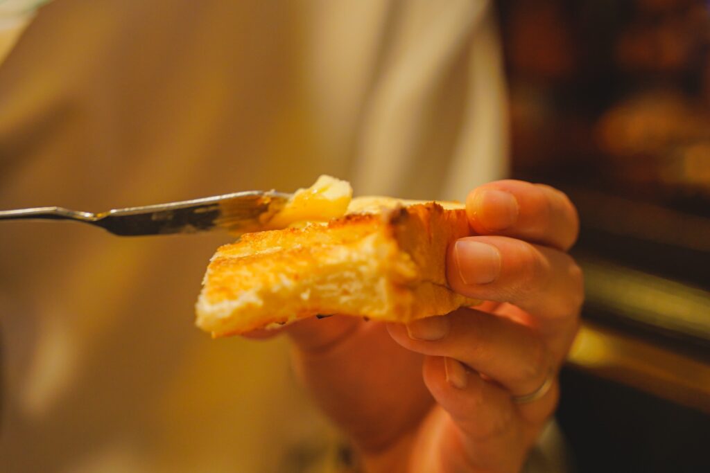 ルアン トーストにバターを塗るところ