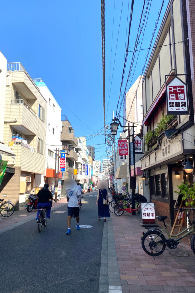 まぐろ魚良 店の周囲の雰囲気