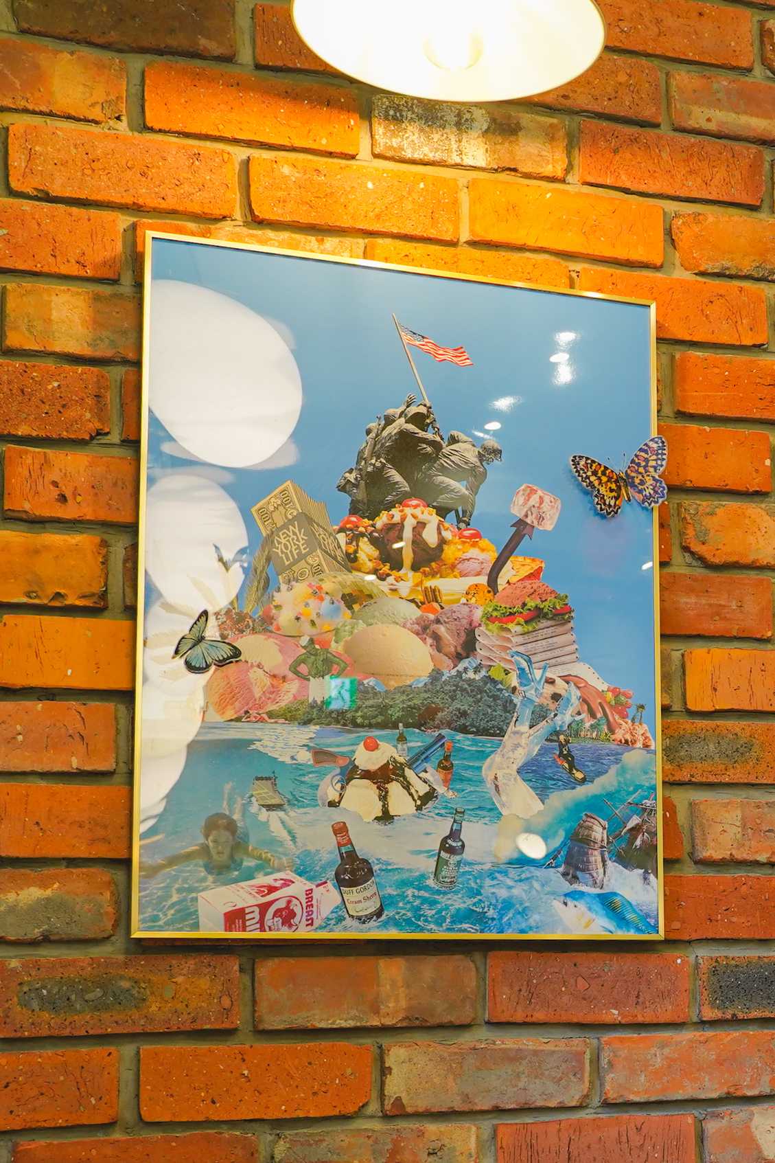 ミリオンダラーアイスクリームパーラー 壁に貼られたコラージュ作品