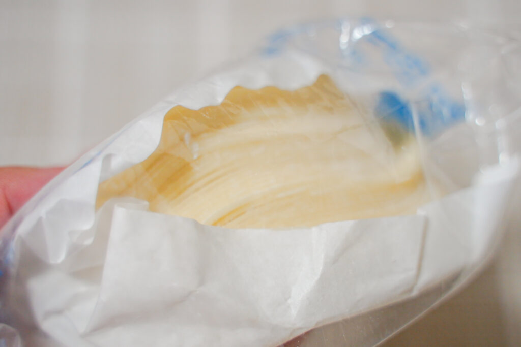 菅野製麺所　大餃子の皮を横から見た写真