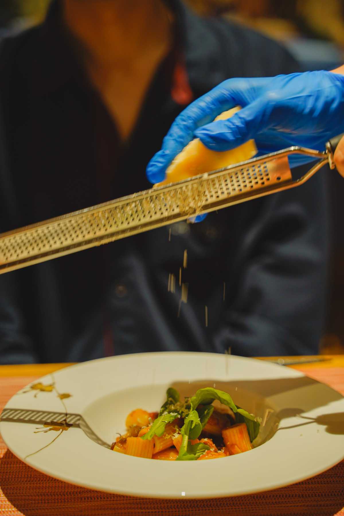 ラビスタ横須賀観音崎テラス　パスタにチーズをかけるところ