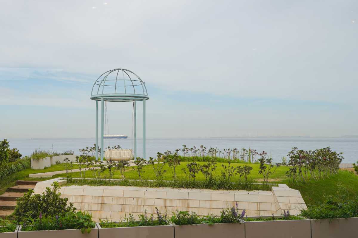 ラビスタ横須賀観音崎テラス　ロビーから臨む海