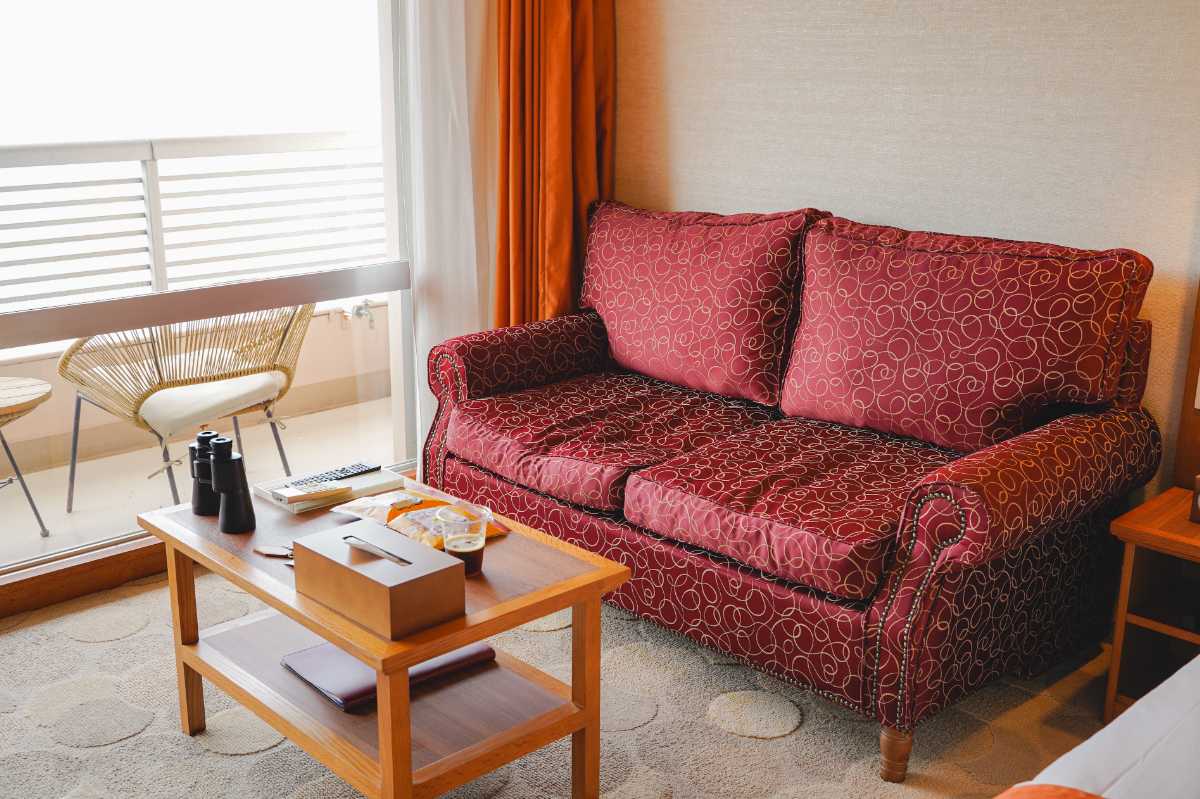 ラビスタ横須賀観音崎テラス　客室内のソファー