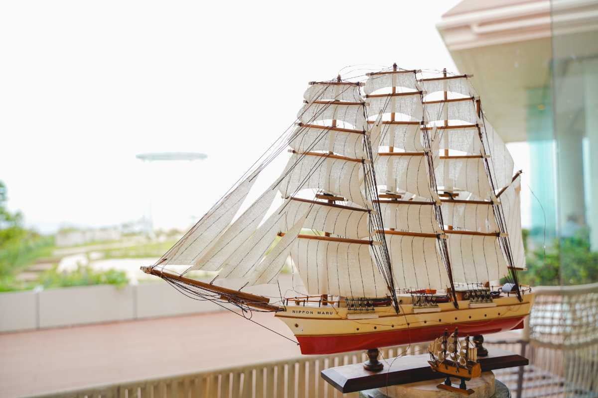 ラビスタ横須賀観音崎テラス　ロビーに置いてある船の置物