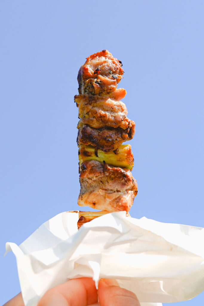 鳥久　惣菜からたつ　青空をバックに焼き鳥