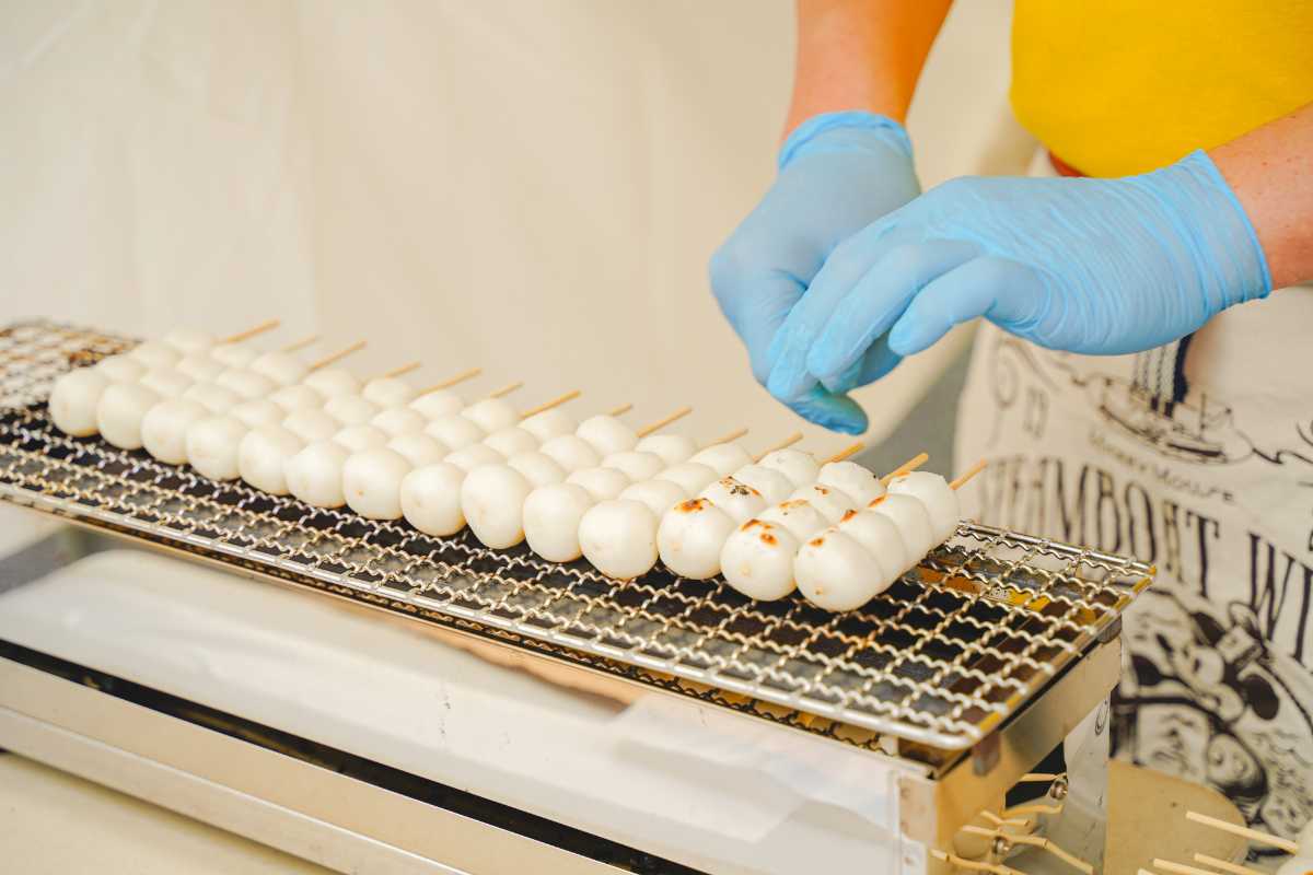 OTAふれあいフェスタ　団子を焼いているところ