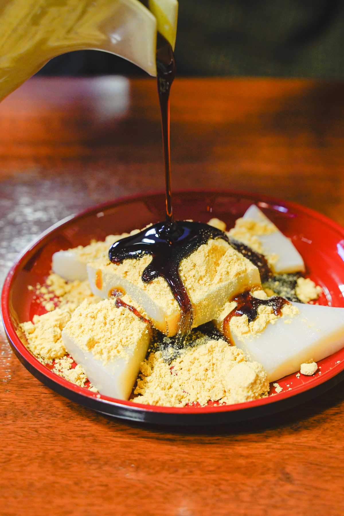 池田屋　久寿餅に黒みつをかけているシーン