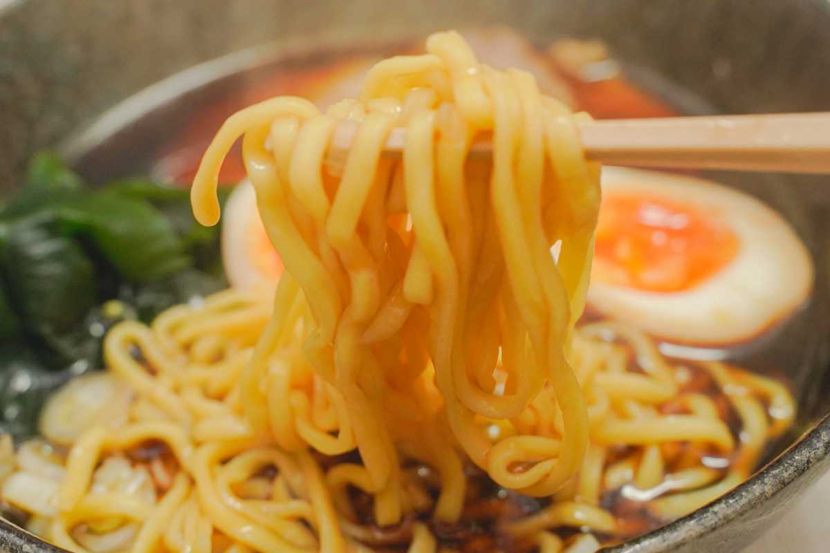 富山ブラックらーめん　麺の箸上げ