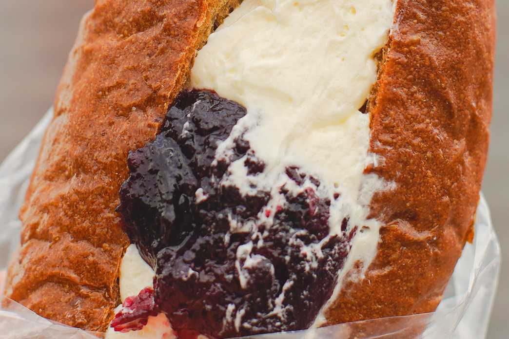 とよしまベーカリー 黒糖パン クリームとジャムのアップ写真