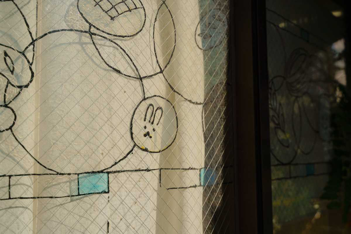 ベーカリーカルテット　窓に書かれたうさぎ