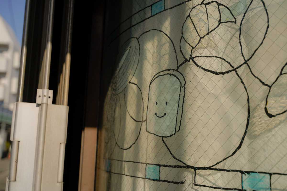 ベーカリーカルテット　窓に書かれたパン