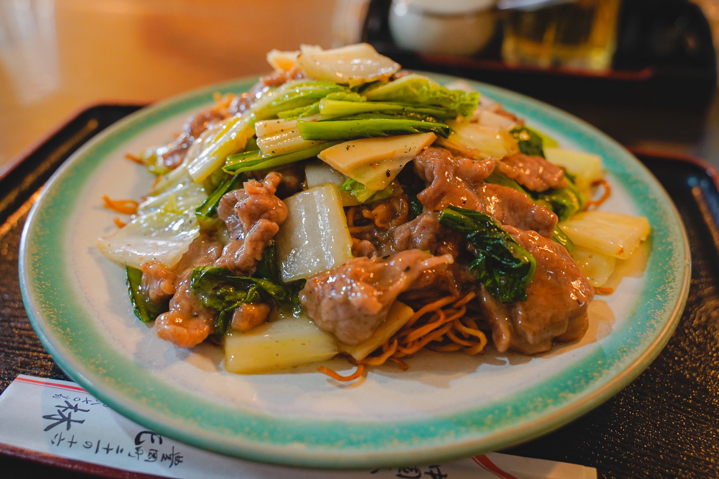 桃林　牛肉焼きソバ　横からのアングル