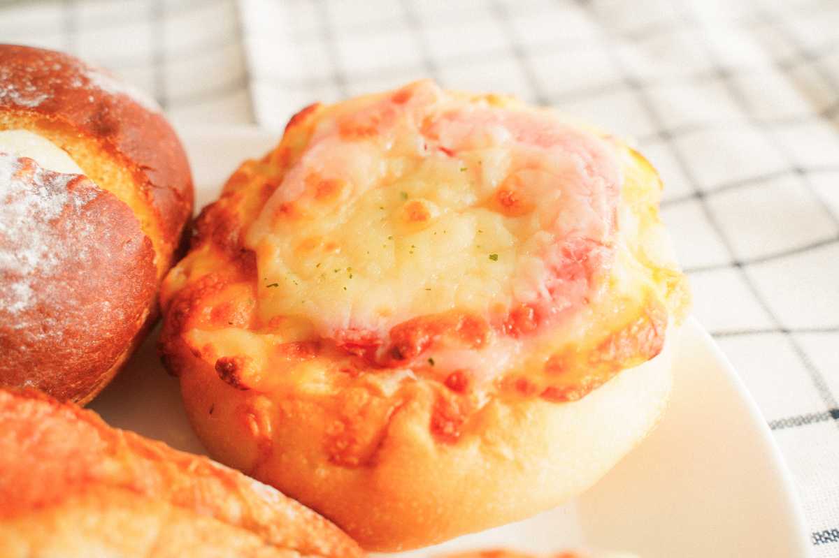 ひよこぱん　トマトとチーズのフォカッチャ