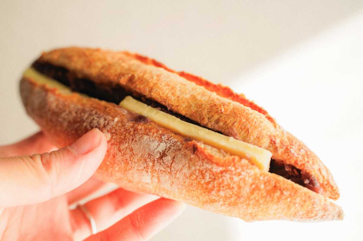 ひよこぱん　あんバターバゲット　寄り写真