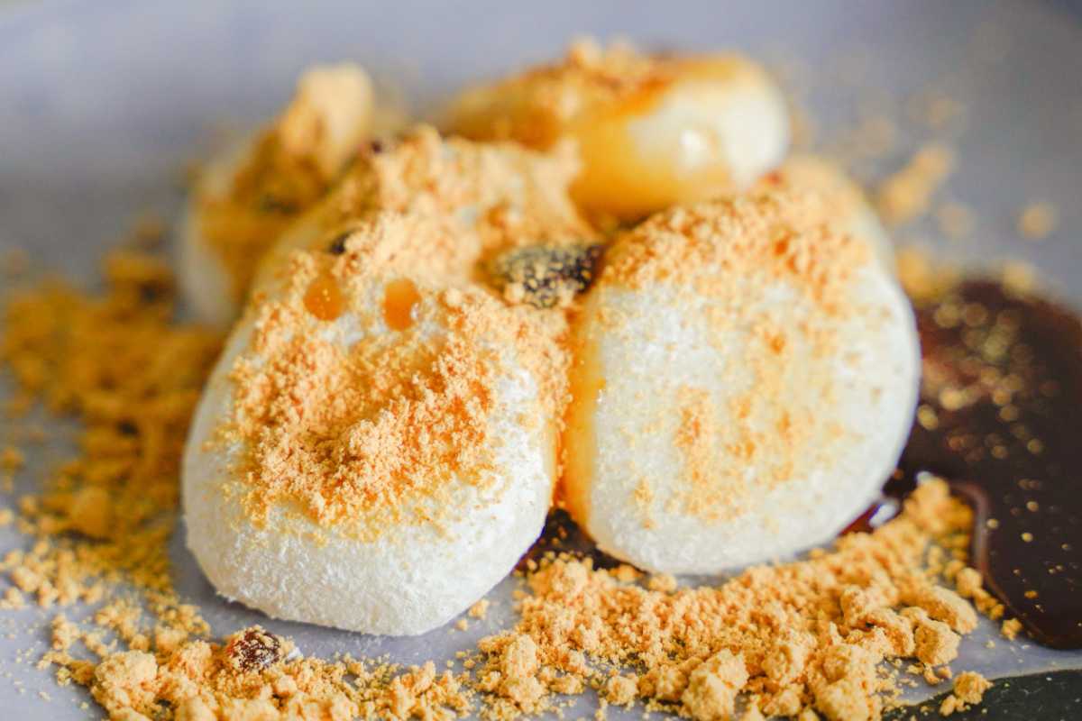 餅甚　黒蜜ときな粉をかけたあべ川餅　アップ