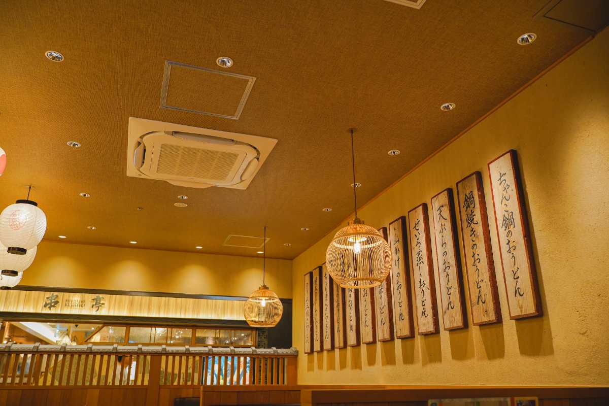 つるとんたん　ソラマチ　店内のメニュー表