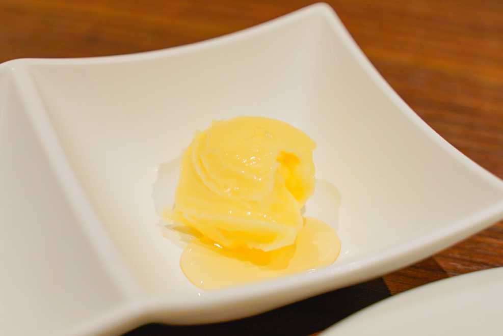【ステーキ宮】パンにつけるバター＆ハチミツ