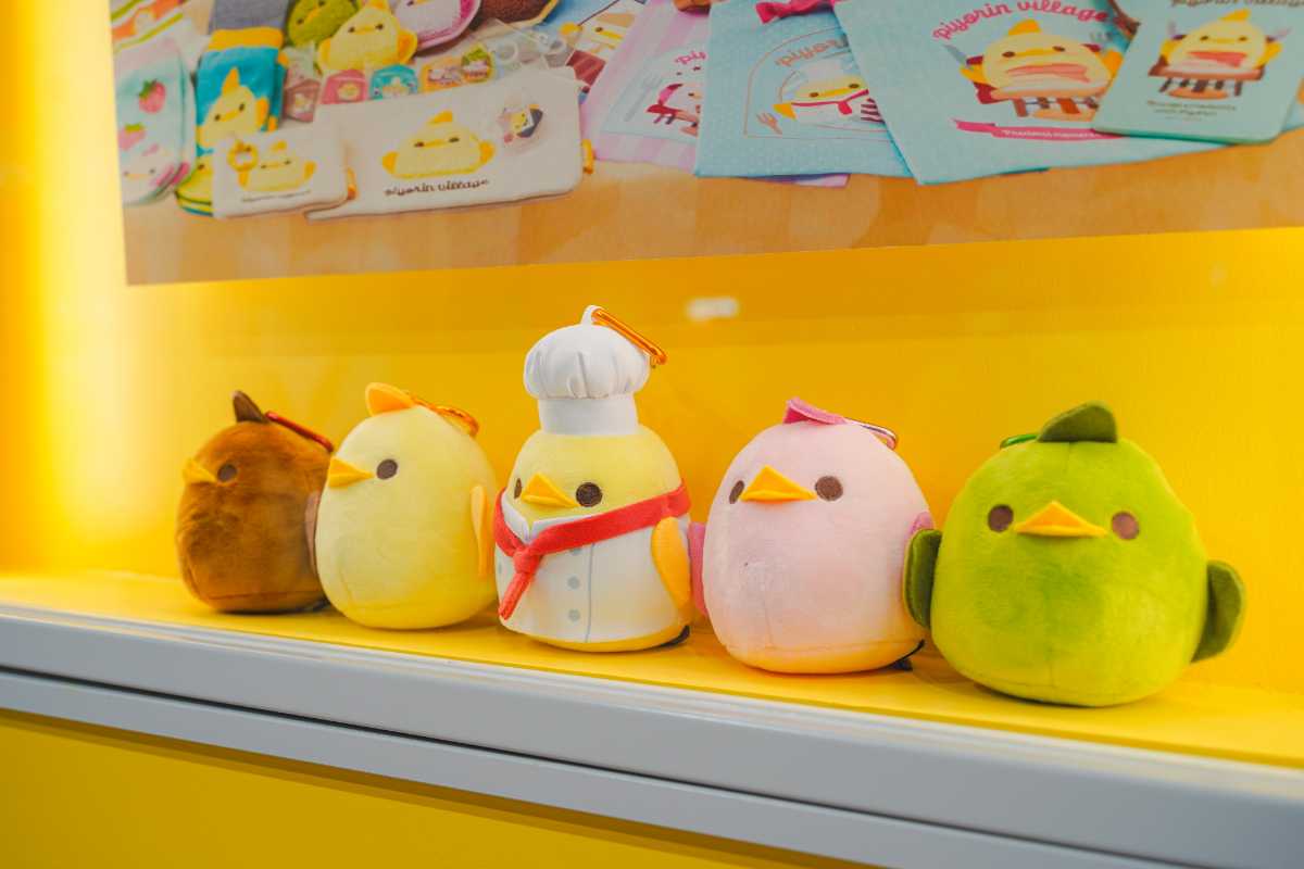 ぴよりんvillage ガラスケースに並ぶぴよりん
