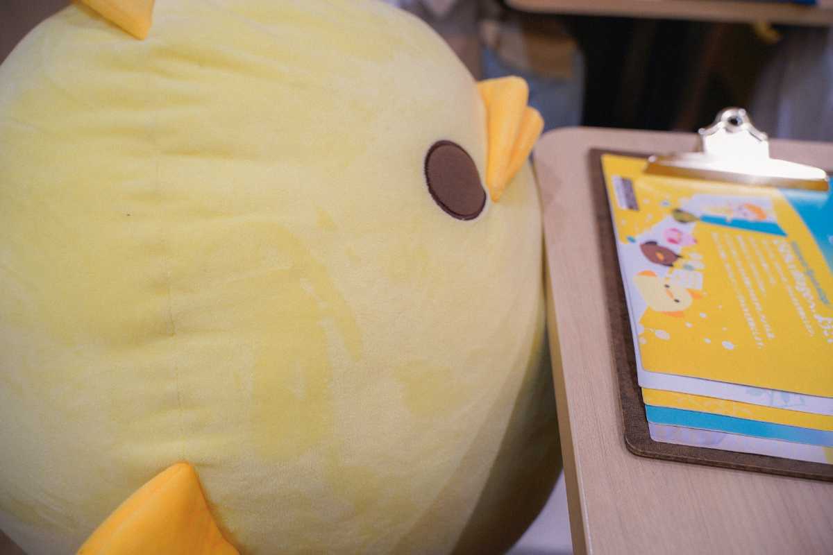 ぴよりんvillage 横に座るぴよりん